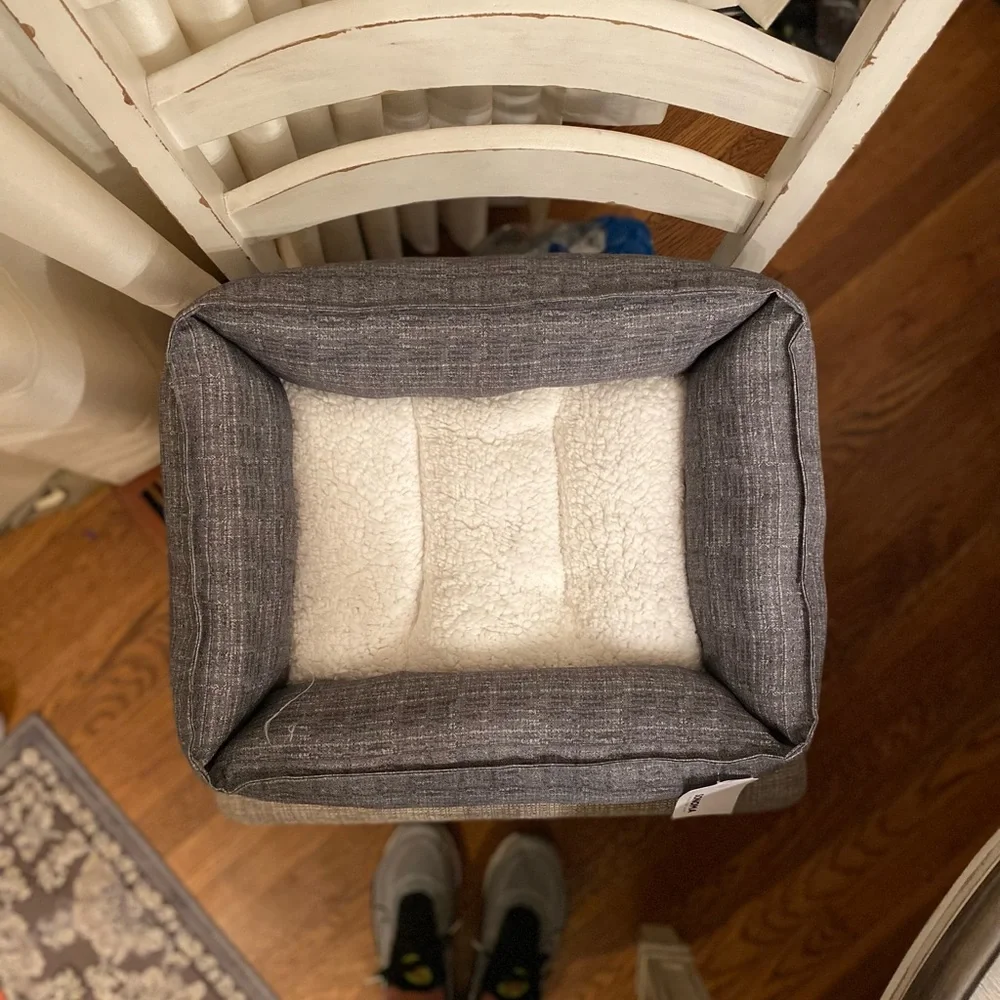 🤩brand new wtags. Pet cuddle bed. Grey and off white colors.I have two of them.
